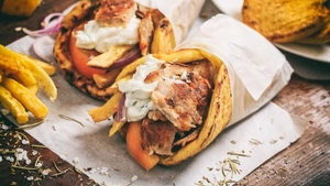 Ce conține, de fapt, Shaorma Hatz de la Shaormeria Băneasa. Ingredientele pe care Dorian Popa le-a ales pentru „vedeta” lanțului fast-food