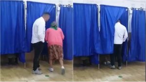 Fraudă la vot! A fost prins în timp ce intra în cabină cu alegătorii. VIDEO