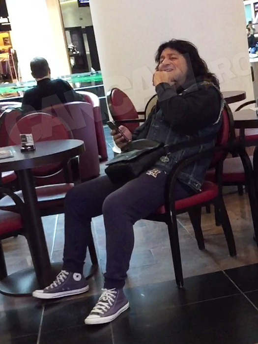 Iubita mai tânără l-a transformat pe solistul trupei Compact. A renăscut după divorţ, la 60 de ani!