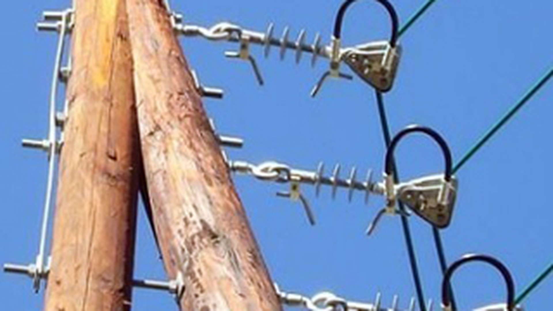 40 de case fara electricitate dupa ce un tanar a intrat cu masina intr-un stalp