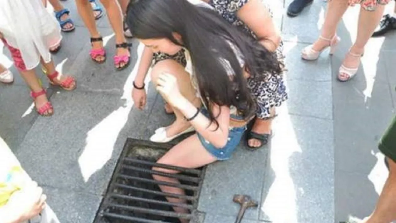 De-a râsul-plânsul! Ce a pățit o tânără care mergea pe stradă, cu ochii în telefon. Trecătorii au rămas uimiți