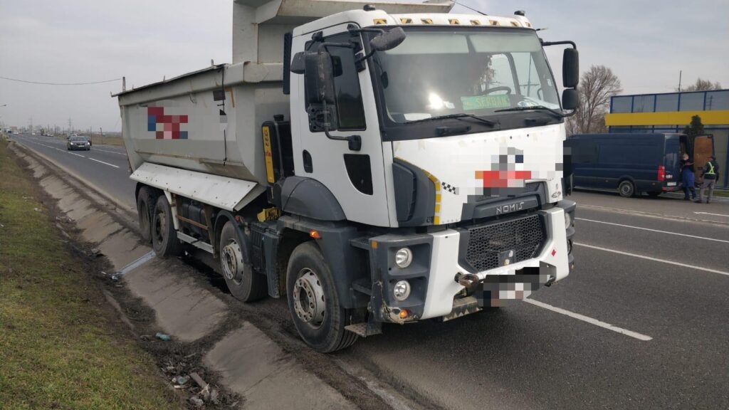 Tragedie la Mărășești! Un bărbat a murit după ce roata unui camion i-a sărit în cap