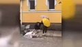 VIDEO Noi imagini șocante din Chișinău: oamenii au fost luați de viituri în plină stradă