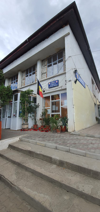 Primăria Sadova s-a transformat în altar pentru edil