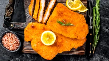 Ce trebuie să pui în făină ca șnițelul să iasă suculent și crocant. Ingredientul care îl schimbă radical