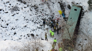 Grav accident rutier în SUA: Cel puţin nouă au murit după ce un autocar a căzut într-o prăpastie