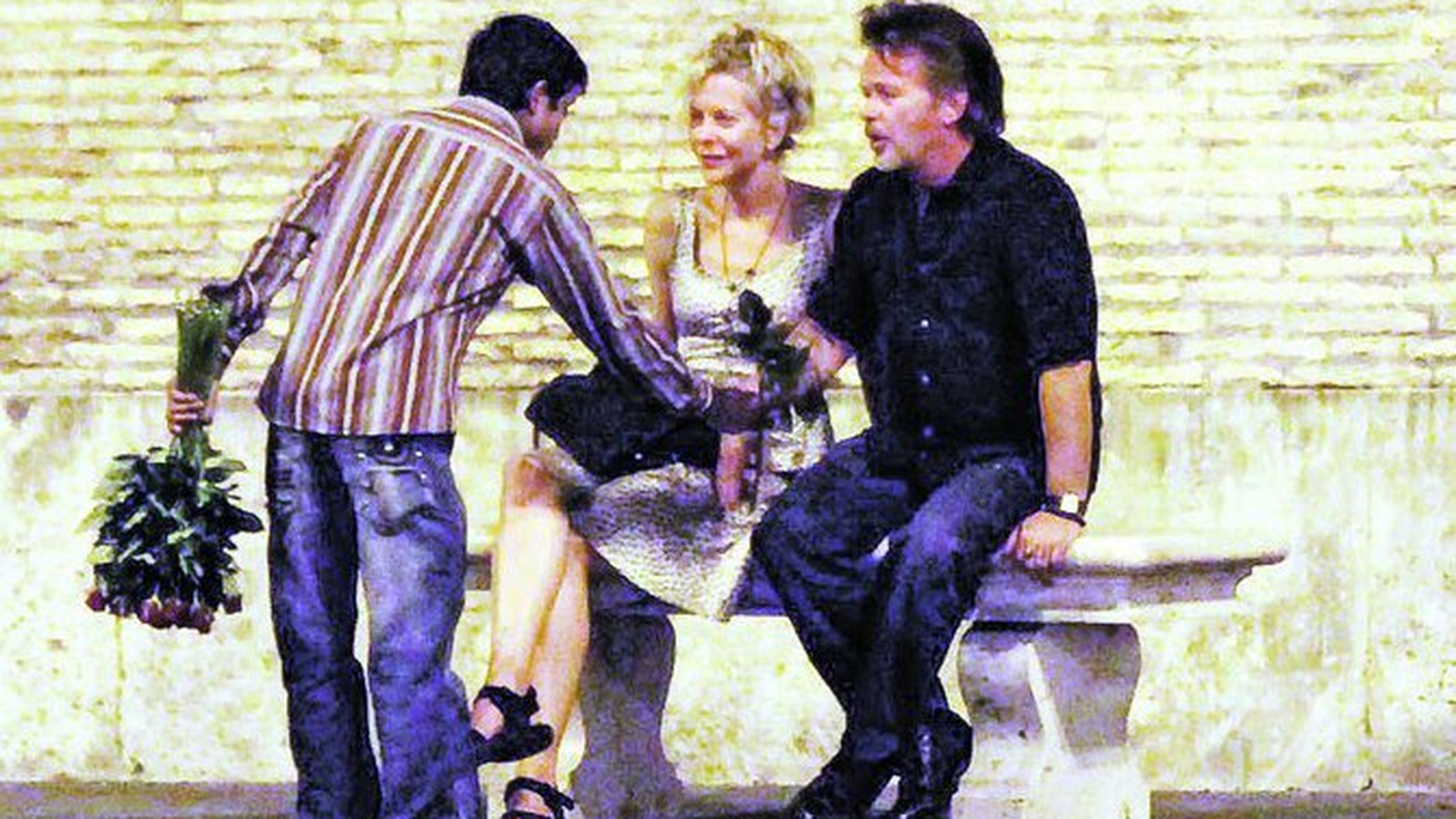 Iubitul lui Meg Ryan, testat de un vanzator ambulant: "Boierule, ia-i o floare printesei tale!" "Aoleu, ce zgarciob..."