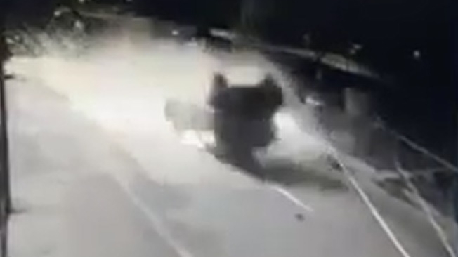 "Cascadorie" nemaivăzută pe o stradă din Craiova. Un șofer a scăpat ca prin minune dintr-un accident înfiorător - VIDEO IREAL