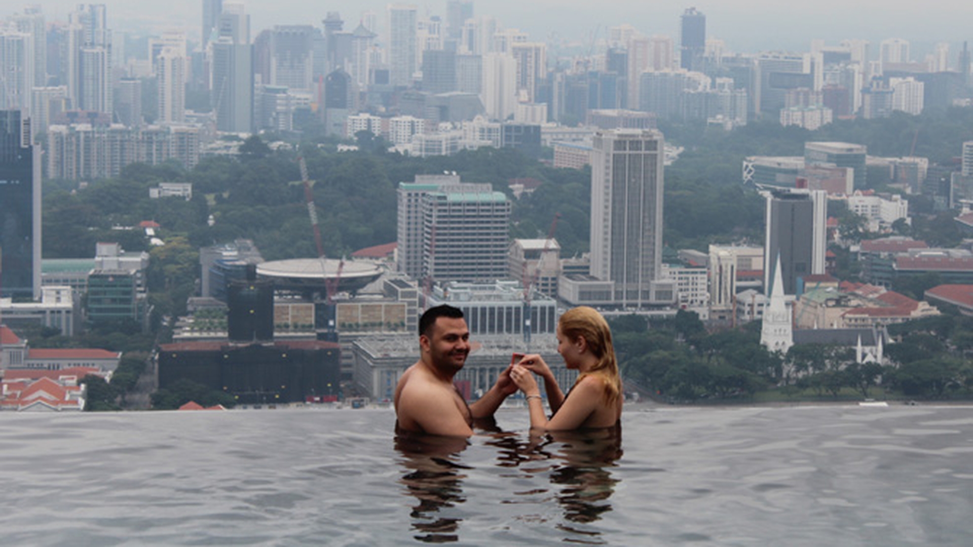 Cea mai frumoasa cerere in casatorie! Afla ce prezentatoare TV din Romania a fost ceruta de sotie intr-o piscina deasupra orasului Singapore!