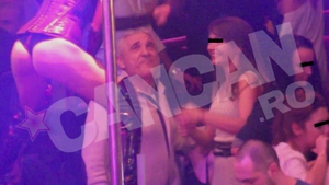 Ioan Becali a ingenunchiat o animatoare in clubul BOA si a dansat toata noaptea inconjurat de pustoaice!