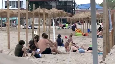 Românii fără răbdare. Sute de turiști au năvălit pe plaja din Vama Veche fără să aibă voie