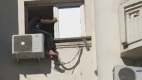 Un bărbat vrea să se arunce de la etajul blocului în care se află sucursala CEC de la Piaţa Alba-Iulia, din Bucureşti