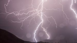 Cod galben de ploi şi vijelii în 13 județe, până marți seara