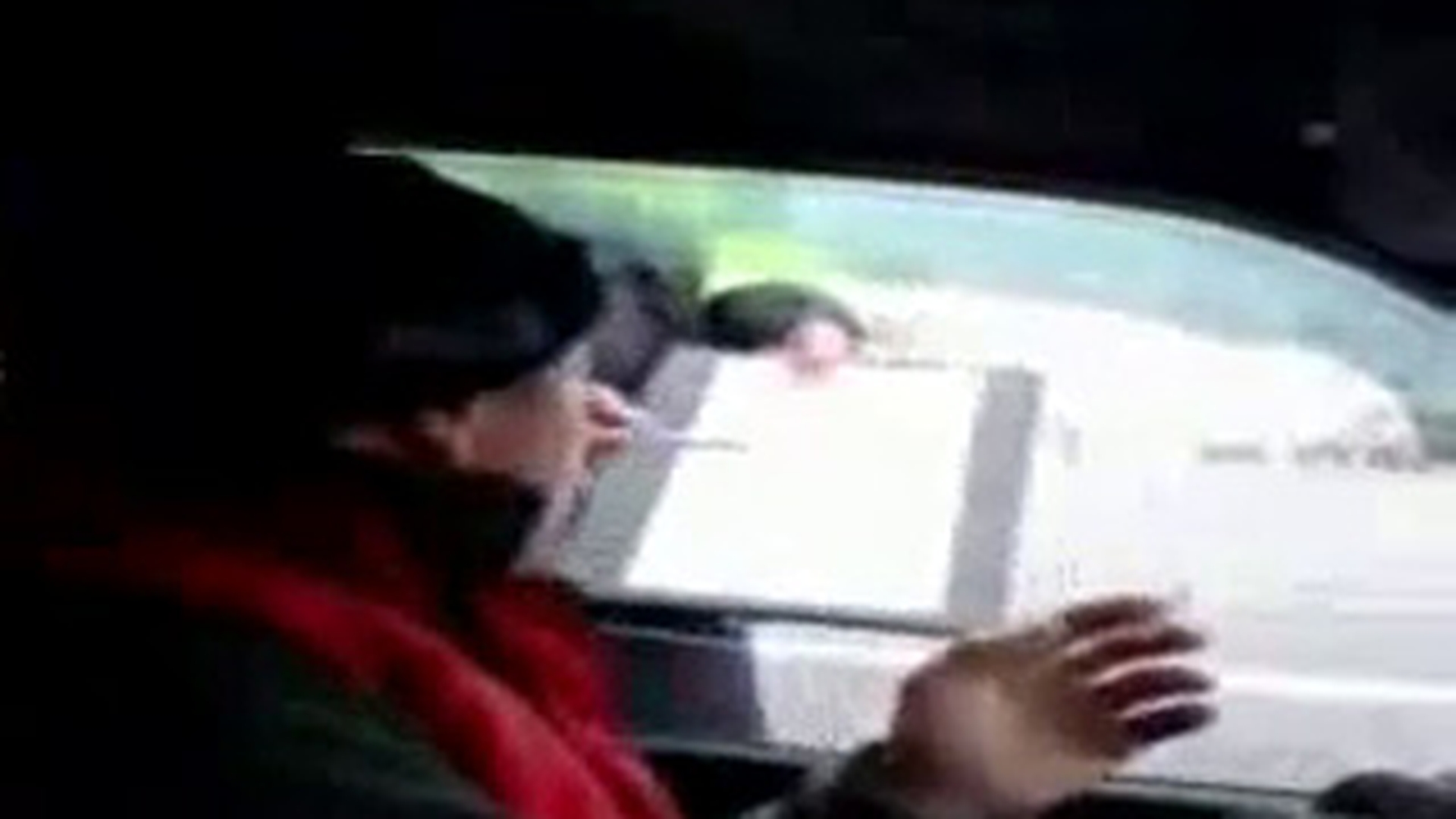 VIDEO absolut fabulos! Un sofer calca in picioare un agent de la rutiera! "Bag p*** in ma-ta de 6 puncte, de prost ce esti!"