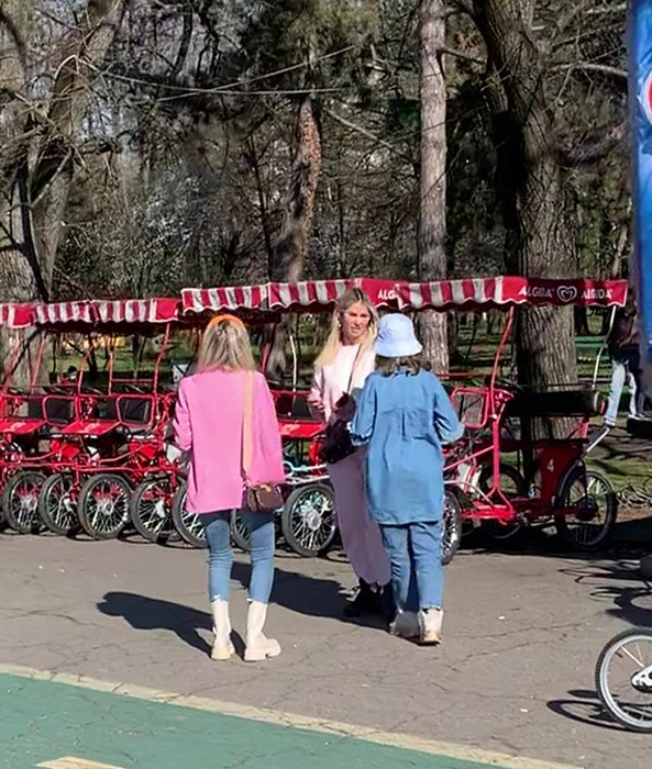 Andreea Bănică, în parc împreună cu familia și câțiva prieteni