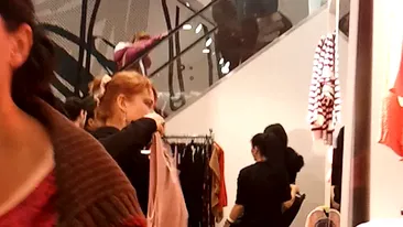 Anca Sigartau are grija de buzunarul ei. A dat iama la reduceri. Vezi cum s-a plimbat prin magazin cu bratele pline de haine