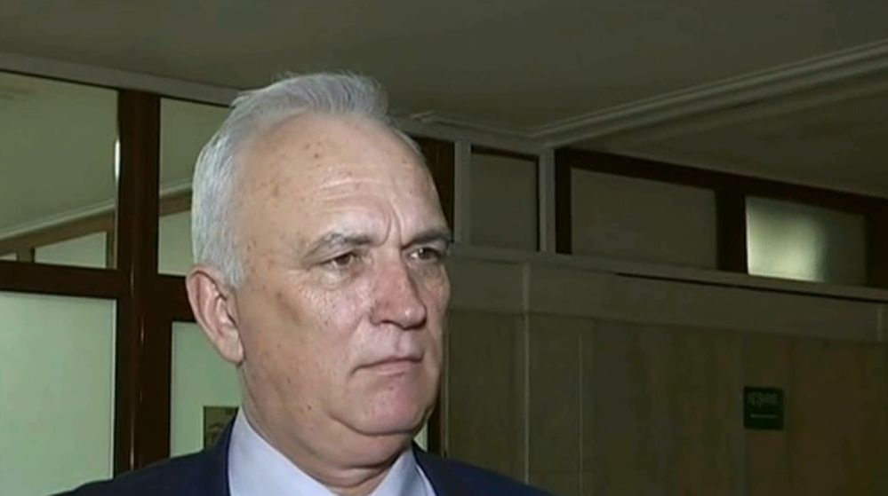 Un senator din Sibiu a fost surprins uitându-se la poze sexy, în timpul ședinței solemne din Parlament! Cum a reacționat când a fost întrebat la ce se uita pe telefon