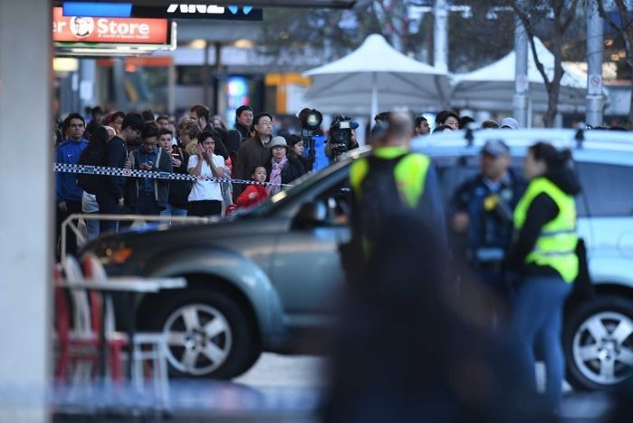 O maşină a intrat în mulţime la Sydney. Cel puţin cinci persoane au fost rănite, inclusiv un bebeluş