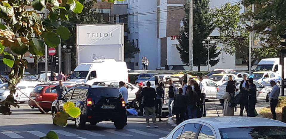 Mașina de poliție s-a răsturnat în urma impactului