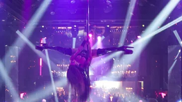 Raluca acasa cu copilul, iar Pepe in club cu femei goale!