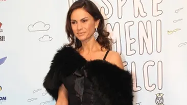 Ce lipicioasa este Ramona Badescu  Pupa tot ce prinde!