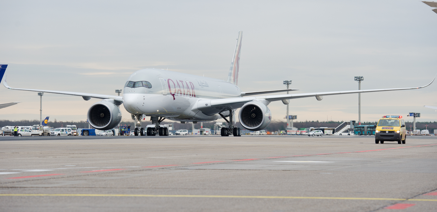 Au fost daţi afară din avion pentru că au iscat un scandal monstru! Femeia a aflat că soţul o înşală chiar când plecau în vacanţă şi a luat-o razna sub privirile îngrozite ale pasagerilor