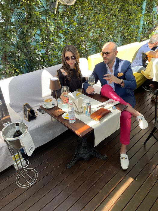 Florin Belu, alături de o tânără superbă, de profesie medic