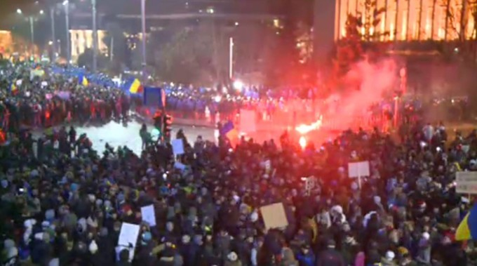 „Atacaţi secţiile de poliţie şi luaţi arme de acolo!” Mesajul Poliţiei după instigările de pe reţelele de socializare