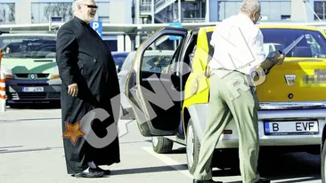 Filmat in 2008 in timp ce se lasa calcat in picioare de un barbat caruia ii lingea apoi ciorapii! Preotul sado-maso loveste din nou