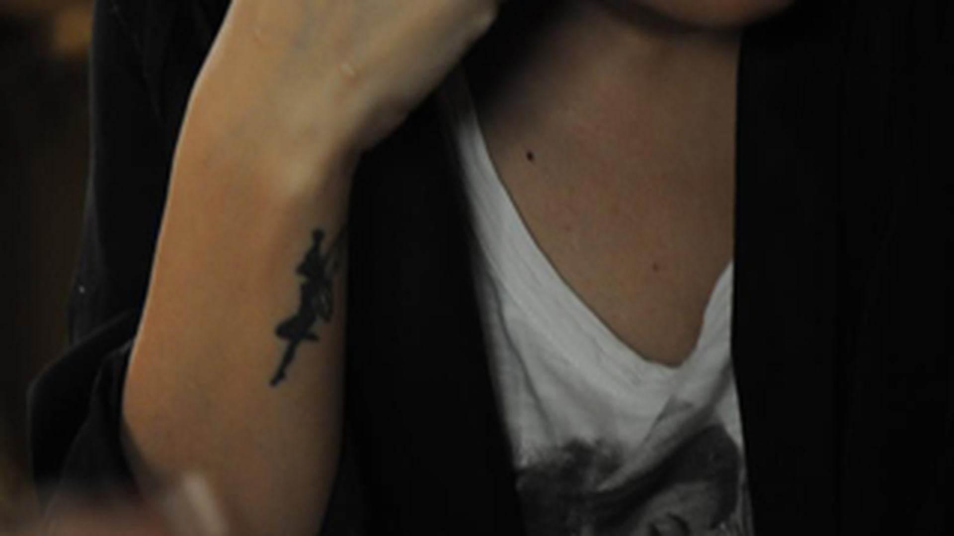 Giulia si-a mai facut un tatuaj! Vezi ce reprezinta noul "accesoriu"!