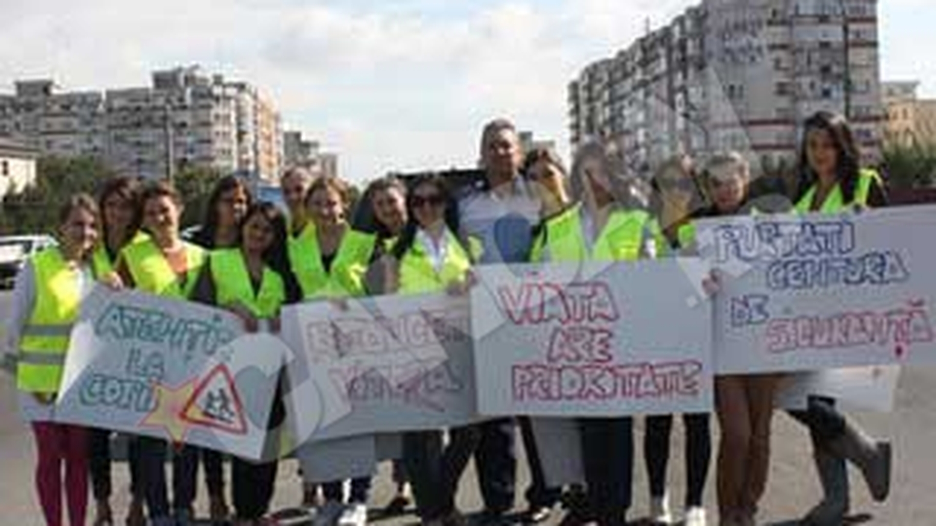 Campanie rutiera inedita in Arges: indicatoare plimbate in trafic de fete de liceu