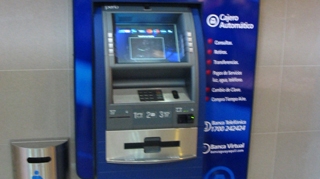 O batrana a ramas fara bani dupa ce trei persoane au pacalit-o! I-au dat foi de hartie in loc de valuta!