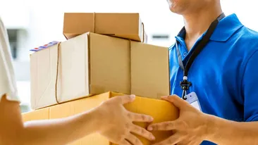 A apărut o nouă metodă de a înșela oamenii și de a le lua banii. Ce descoperă românii în interiorul coletelor primite prin curier