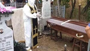 Imagini tragi-comice într-o comună din Olt. Un preot şi-a pus patrafirul peste costumul de protecţie