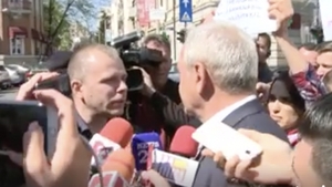 VIDEO / Mălin Bot a fost luat pe sus de jandarmi, dus la secţie şi amendat! Ce sancţiune a primit jurnalistul