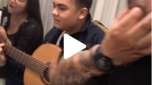 Adriana Minune și fratele său, duet LIVE excepțional în izolare la domiciliu! Cum exersează copiii lui Adrian Minune pentru muzică. VIDEO