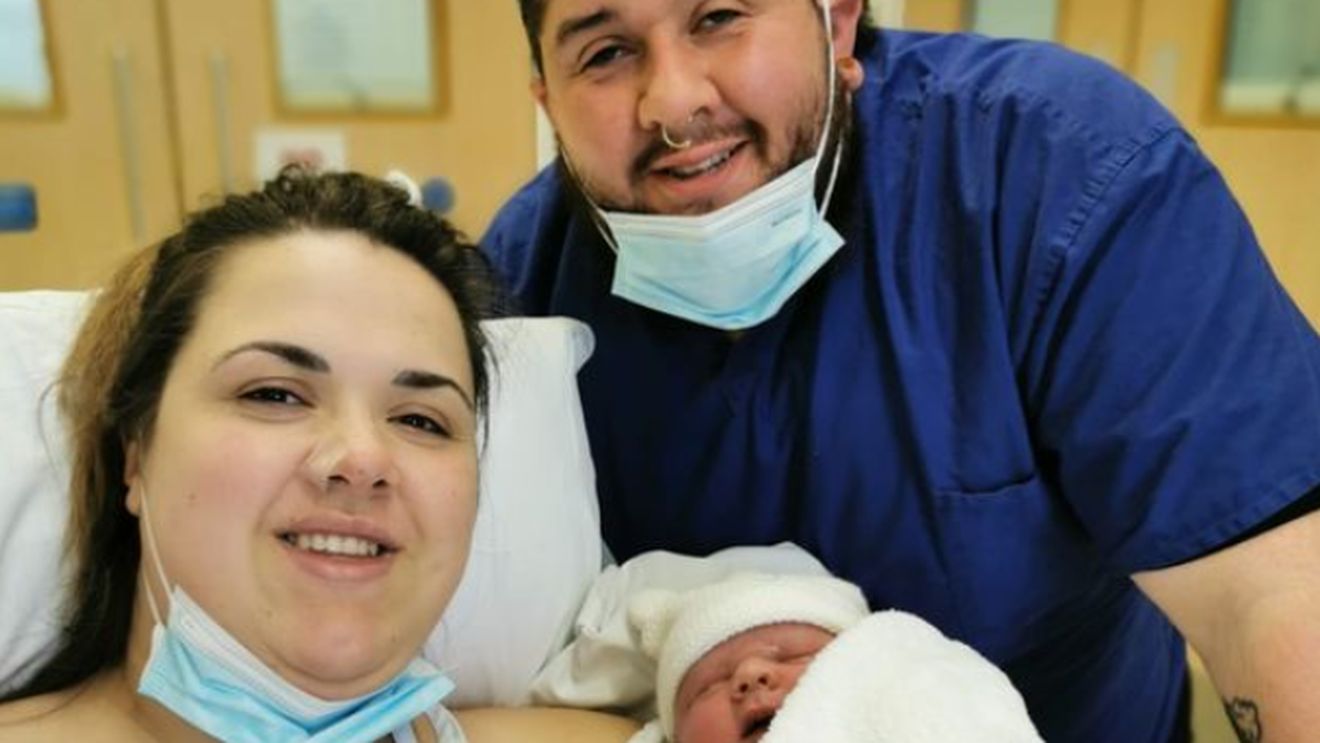 O sarcină cu surprize! A născut un bebeluș care cântărea dublu față de un copil obișnuit. „A fost nevoie de doi oameni pentru a-l scoate”