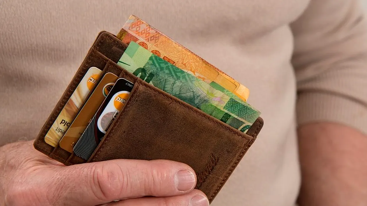 Un muncitor a predat Poliției un portofel pe care l-a găsit pe stradă! Ce sumă era în el