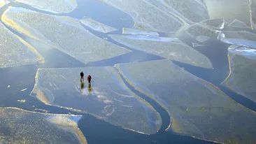 Noroc chior! Doi patinatori suedezi au ramas izolati in mijlocul unui lac inghetat