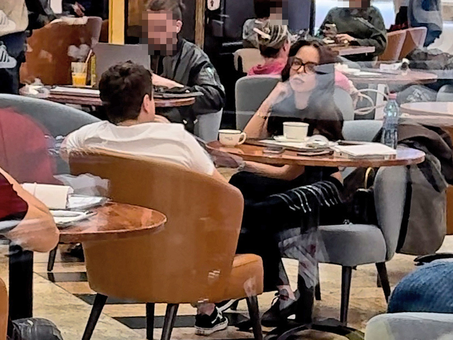 Prima oprire a fost la o cafenea