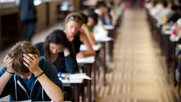 Protest și ore ținute în curtea școlii, la un colegiu din Craiova: Nu avem săli de clasă