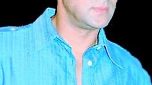 Pe Salman Khan il puteti vedea, incepand de azi, in "Dabangg", ultima pelicula din cadrul colectiei MARI FILME INDIENE, lansata de CANCAN. Manat de tata la insuratoare