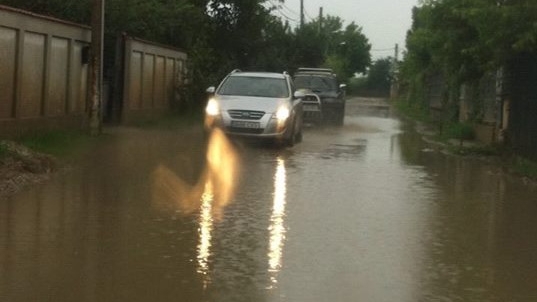 Adrian Iovan are necazuri ca-n Evul Mediu! Uite in ce hal arata strada lui, dupa fiecare ploaie!