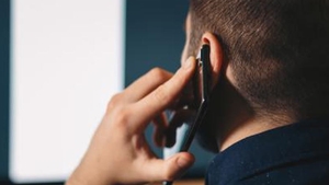 Putem lua coronavirus de pe telefoanele mobile! Semnal de alarmă tras de Streinu Cercel