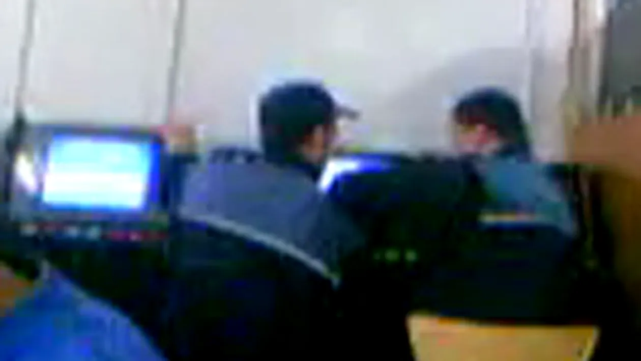 VIDEO Politia in actiune! Doi politisti rurali au vrut sa prinda full-ul la pacanele! Uite-i cum interogheaza aparatul!