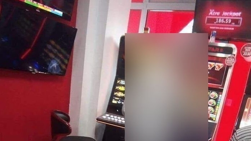 Incredibil cum a venit îmbrăcat un bătrân la păcănele! Oamenii au rămas cu gura căscată când l-au văzut: „Acest domn e ținut în viață doar de aparate!”