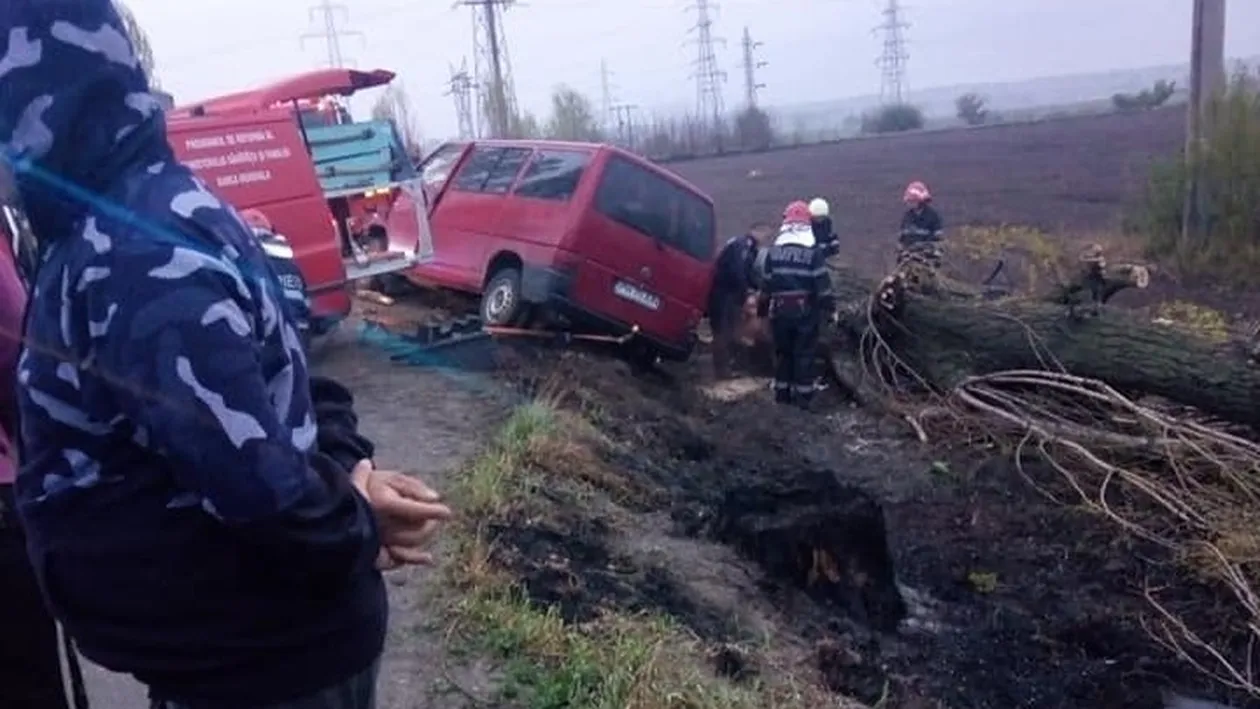 Accident violent pe DN1. Un om a murit, iar alți 4 au fost răniți grav după ce dubița în care erau s-a zdrobit de pom