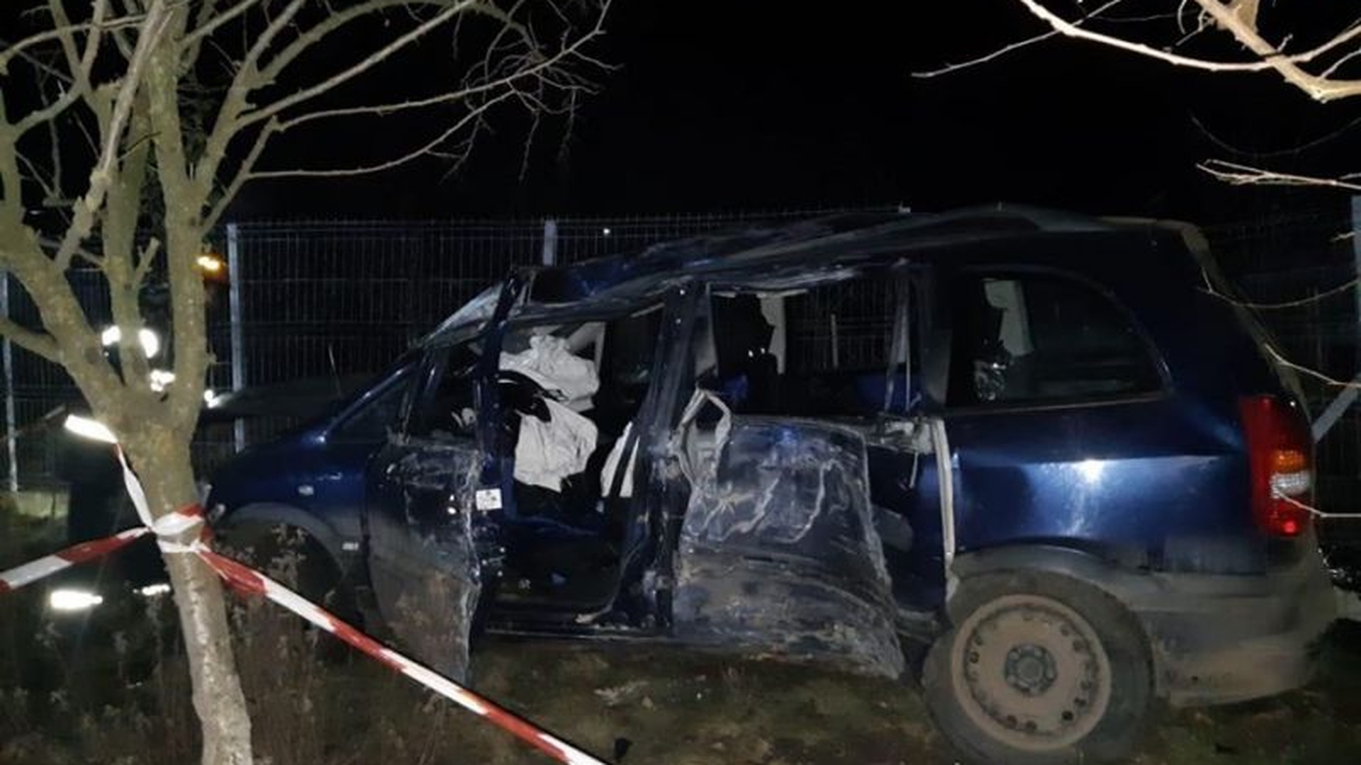Grav accident în Giurgiu. O femeie a murit, iar un bărbat și 3 copii au fost răniți după ce mașina s-a izbit de un copac