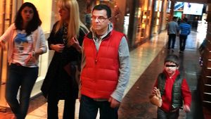 Asa tata, asa fiu! Mihai Margineanu isi asorteaza tinuta cu cea a fiului sau atunci cand ies impreuna in oras!