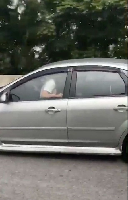 Imagini șocante surprinse pe autostradă! În timp ce se afla la volan, șoferul întreținea relații amoroase cu o tânără
